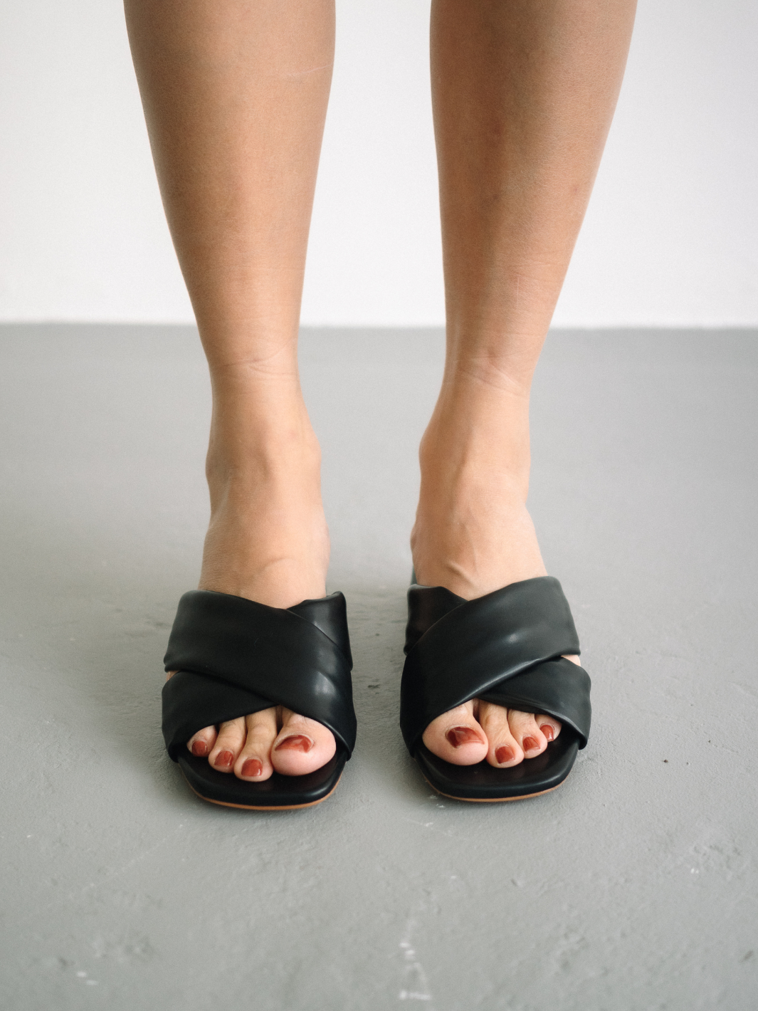 Zaynab Crossover Sandals (Black)