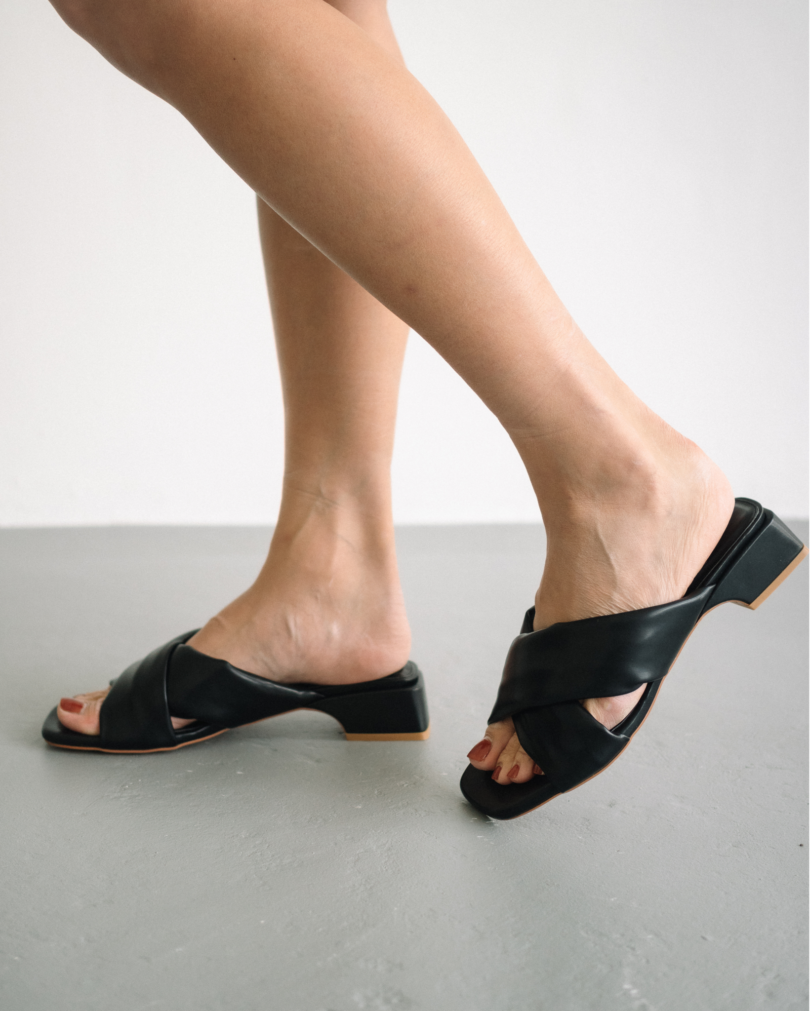 Zaynab Crossover Sandals (Black)